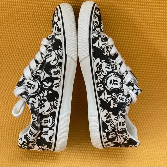 DISNEY Women’s size 8  Black White Mickey Head Tennis shoes - Picture 5 of 7